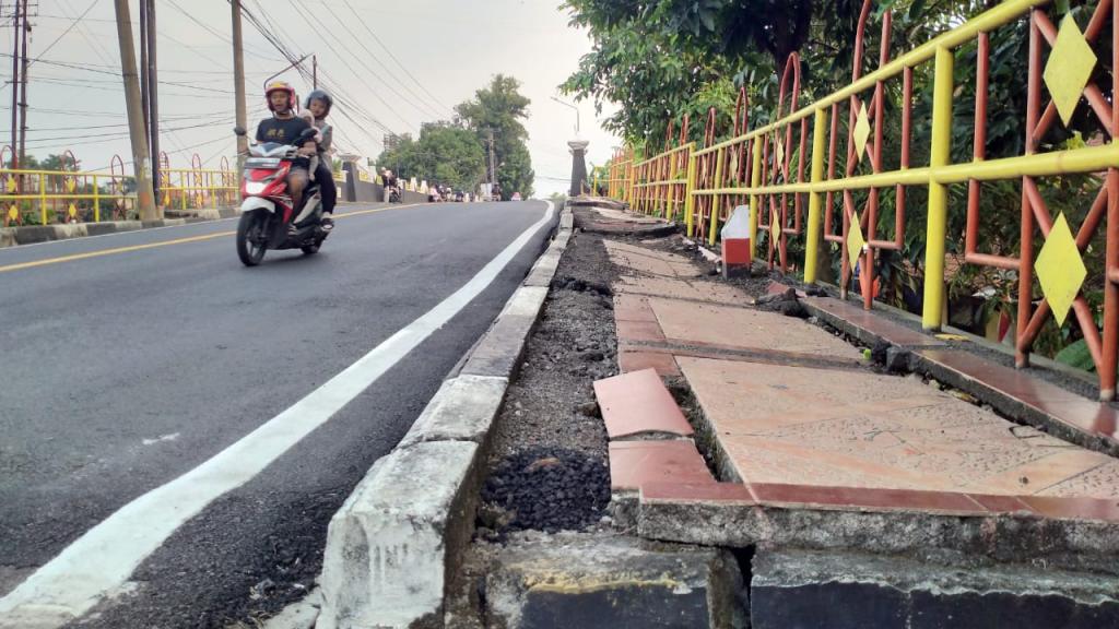 Trotoar Rusak di Sekitar Jembatan Viaduct Banjar Dikeluhkan Warga, Dinilai Membahayakan Pejalan Kaki