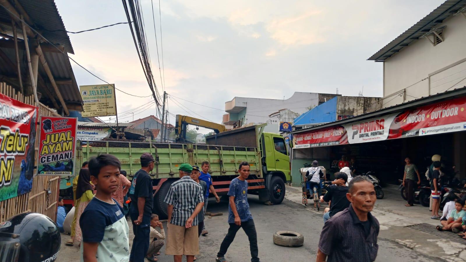 Truk Bermuatan Besi Terperosok di Jalan Gunung Koneng Tasikmalaya, Sebabkan Kemacetan Parah