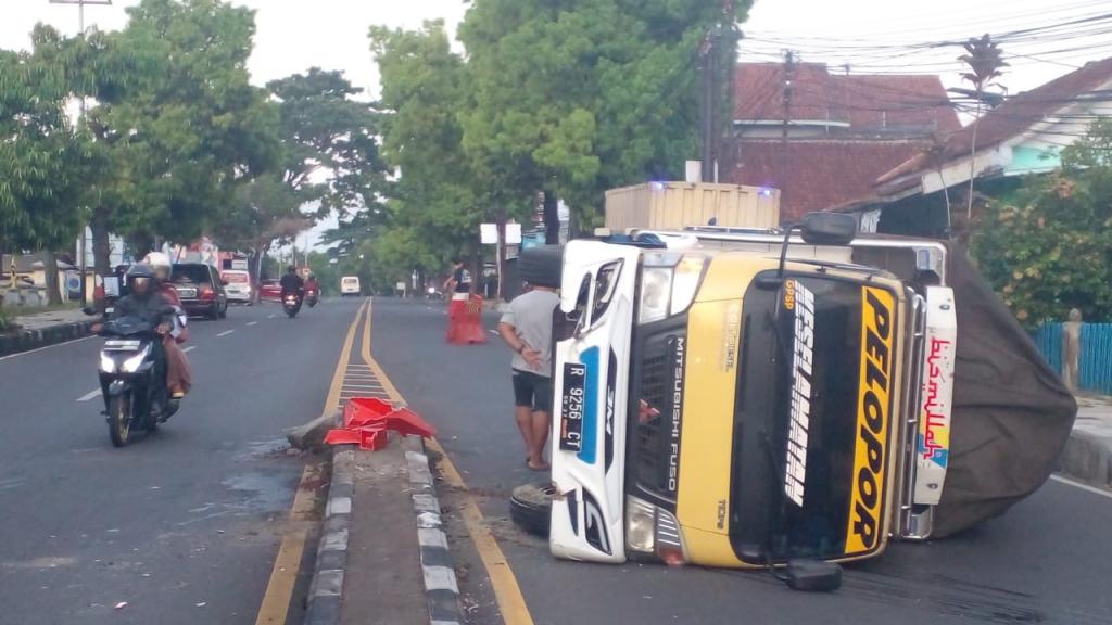 Truk Bermuatan Konveksi Terguling di Ciamis, Lalu Lintas Jalur Selatan Sempat Tersendat