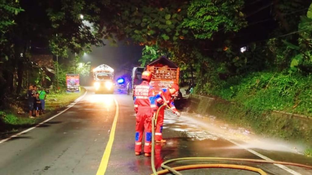 Truk Bermuatan Makanan Ringan Tergelincir di Tanjakan Cibeka Ciamis, Tumpahan Minyak Sebabkan Jalan Licin