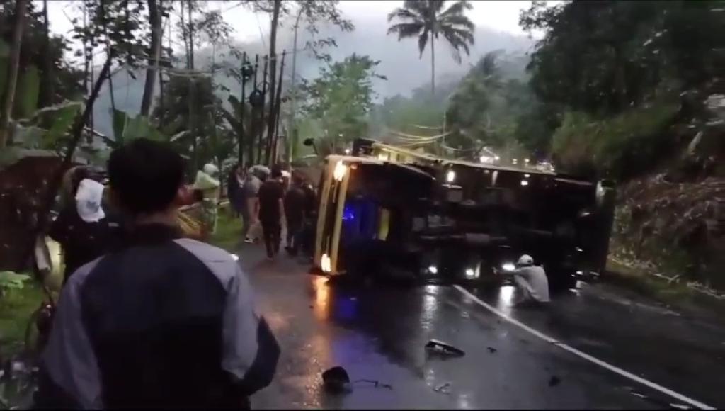 Truk Bermuatan Sembako Gagal Menanjak di Tanjakan Bohong Tasikmalaya, Dua Pemotor Terjepit