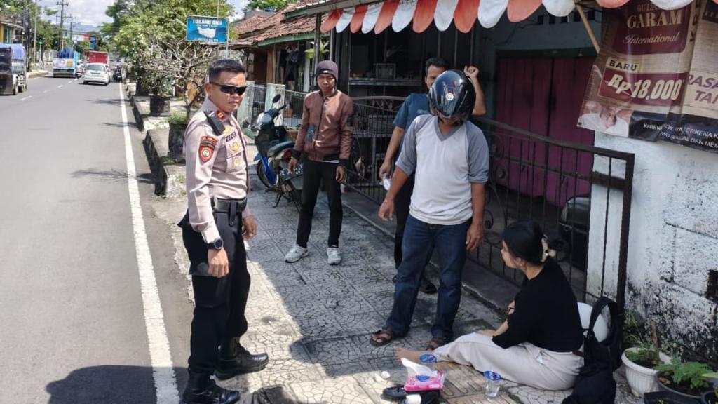 Tumpahan Solar di Simpang Tonjong Ciamis Sebabkan Dua Pengendara Motor Terjatuh