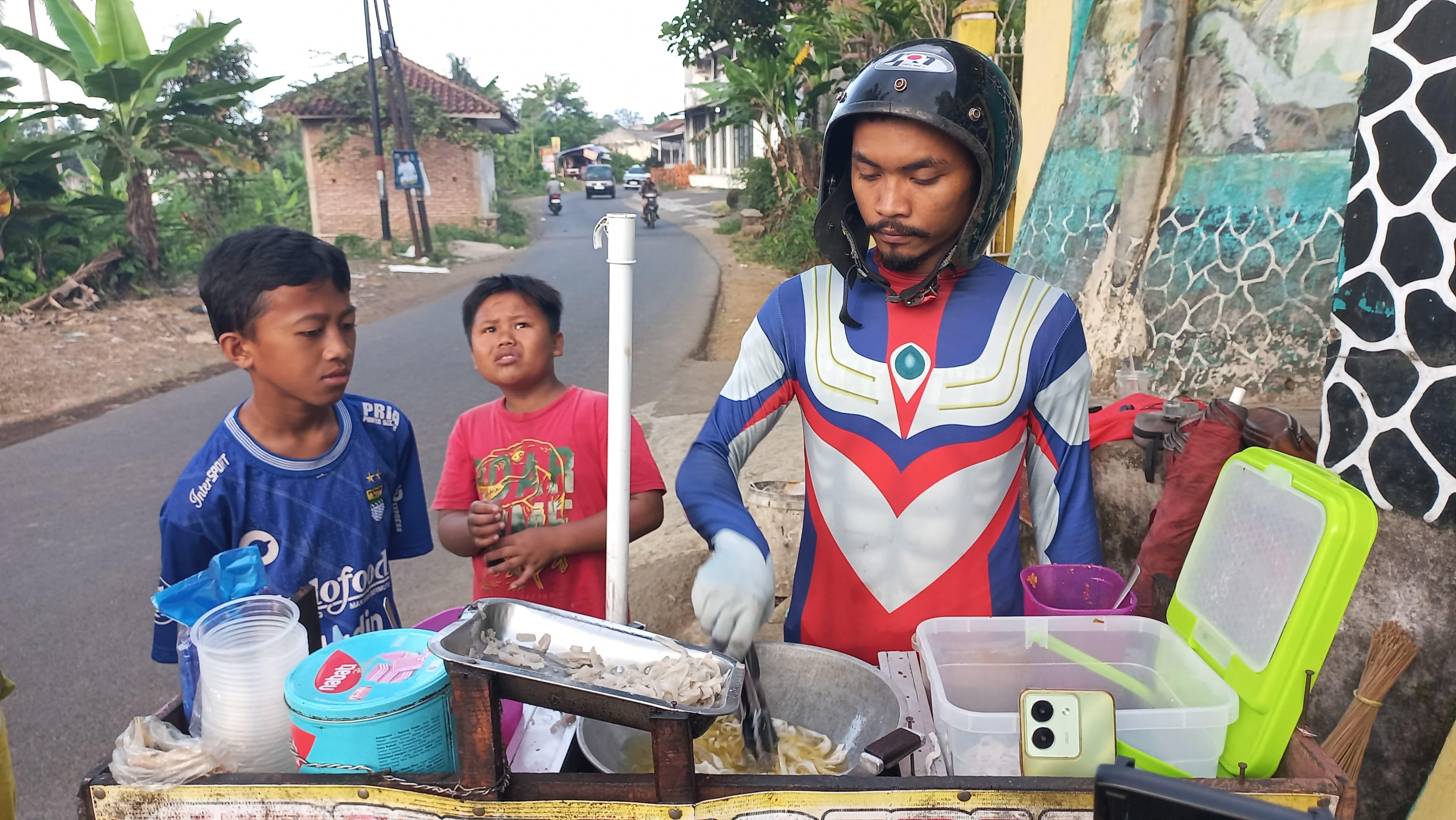 Unik! Penjual Cirambai Balado di Kota Tasikmalaya Pakai Kostum Ultraman