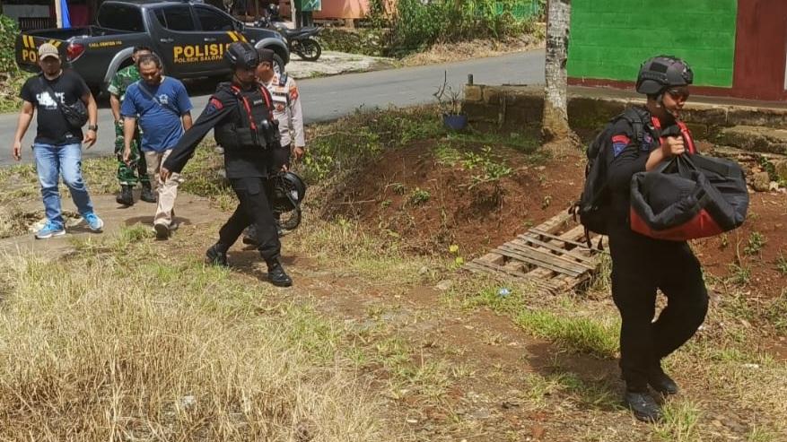 Unit Jibom Gegana Brimob Polda Jabar Ledakkan Granat Temuan Warga Salopa Tasikmalaya