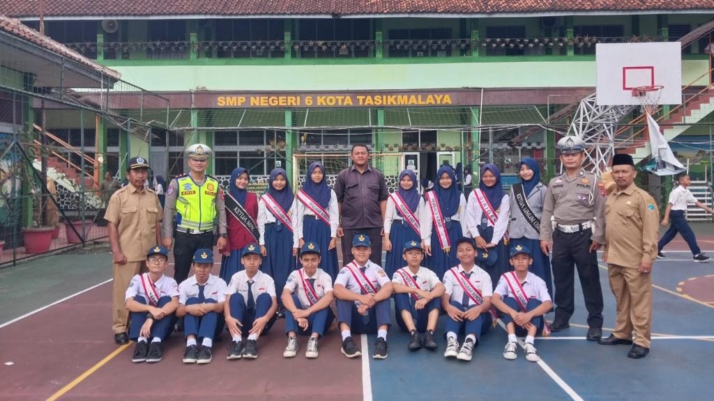 Unit Lantas Polsek Cihideung Gelar Penyuluhan Tertib Lalu Lintas dan Larangan Knalpot Brong kepada Pelajar di SMPN 6 Kota Tasikmalaya