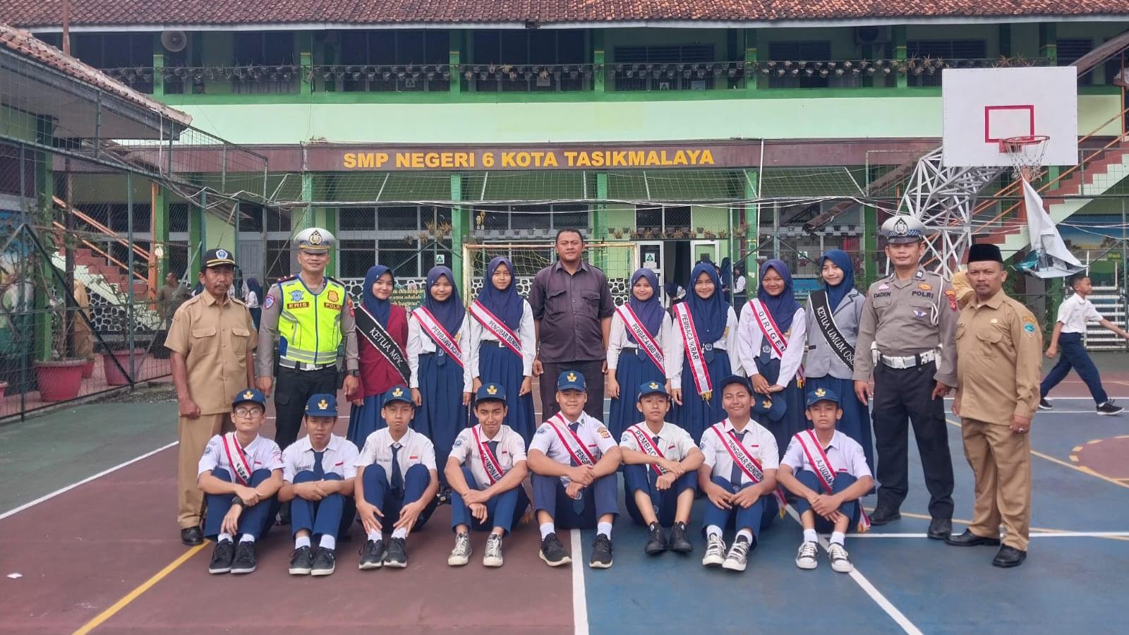 Unit Lantas Polsek Cihideung Gelar Penyuluhan Tertib Lalu Lintas dan Larangan Knalpot Brong kepada Pelajar di SMPN 6 Kota Tasikmalaya