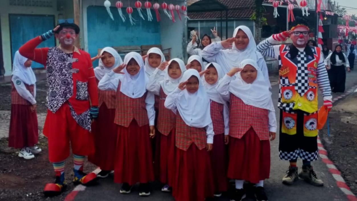Kehadiran Badut Tingkatkan Antusias Pelajar Ikuti Upacara HUT ke-80 RI di Tasikmalaya