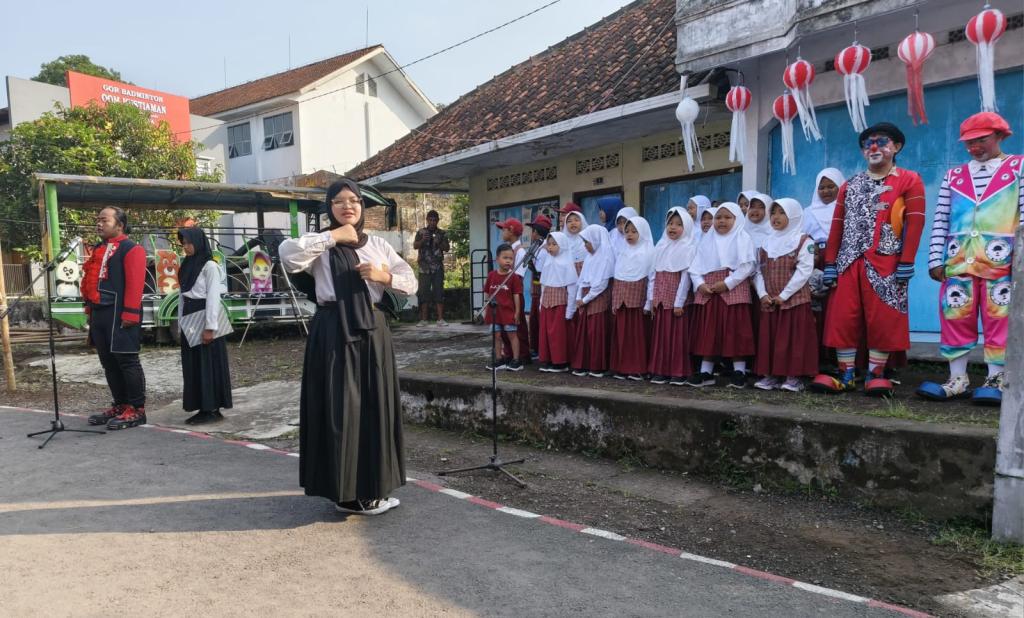 Upacara HUT ke-80 RI di Mancogeh Cipedes Meriah dengan Kehadiran Komunitas Badut Gallery Tasikmalaya