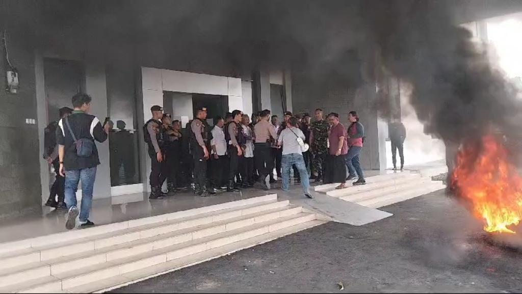 Singgung Masalah Mafia PPDB, Seorang Aktivis Pendidikan Bakar Ban di Kantor KCD XII Tasikmalaya