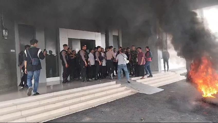 Singgung Masalah Mafia PPDB, Seorang Aktivis Pendidikan Bakar Ban di Kantor KCD XII Tasikmalaya