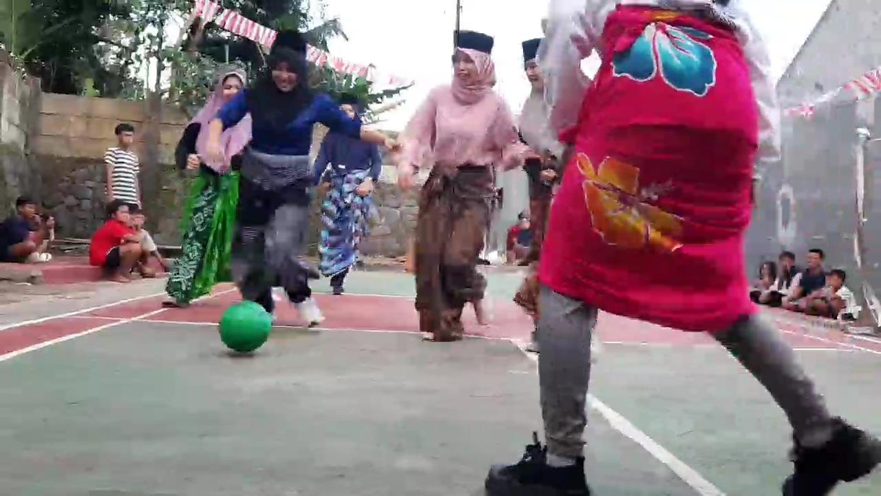 Sambut HUT ke-79 RI, Emak-Emak Perum Bumi Asri Sukapura Gelar Lomba Sepak Bola Bersarung