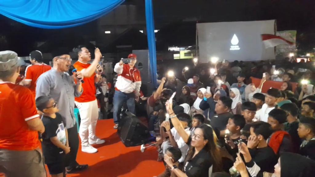 Ratusan Masyarakat Antusias Nobar Timnas Indonesia Bersama Ivan-Dede, Meski di Tengah Gerimis