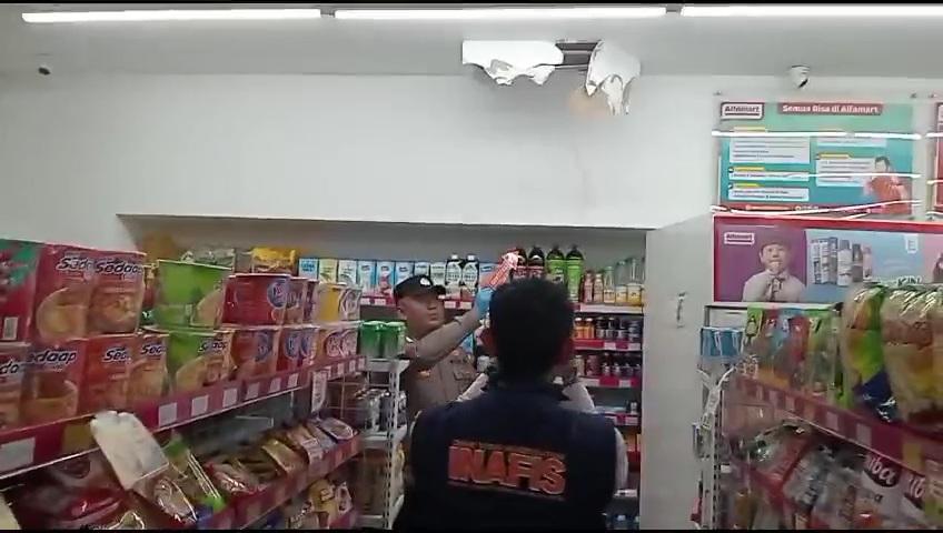 Minimarket di Jalan Raya Gentong Tasikmalaya Dibobol Maling, Aksi Dua Pelaku Terekam CCTV