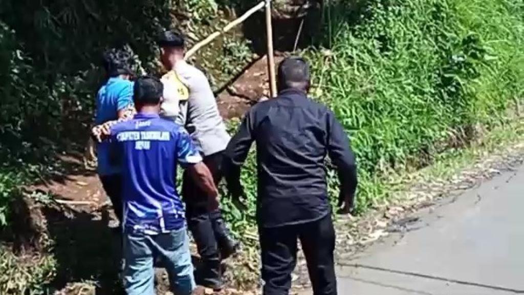 Pemilih Pingsan saat PSU Pilkada Kabupaten Tasikmalaya, Aparat Keamanan Sigap Evakuasi