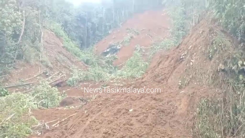 BREAKING NEWS: Dua Warga Tertimbun Longsor di Salawu Tasikmalaya, Proses Pencarian Masih Berlangsung