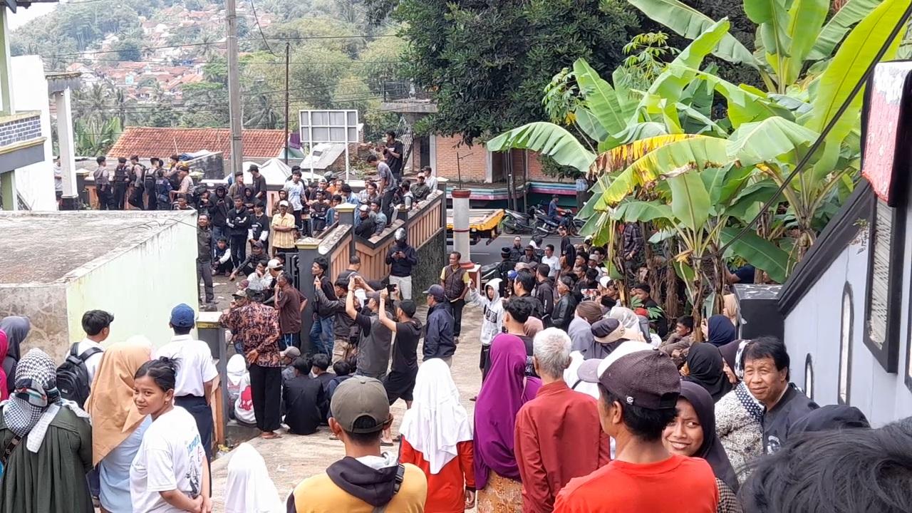 Ratusan Warga Geruduk Kantor Desa Buniasih Tasikmalaya, Tuntut Kades Mundur Diduga Gegara Ini