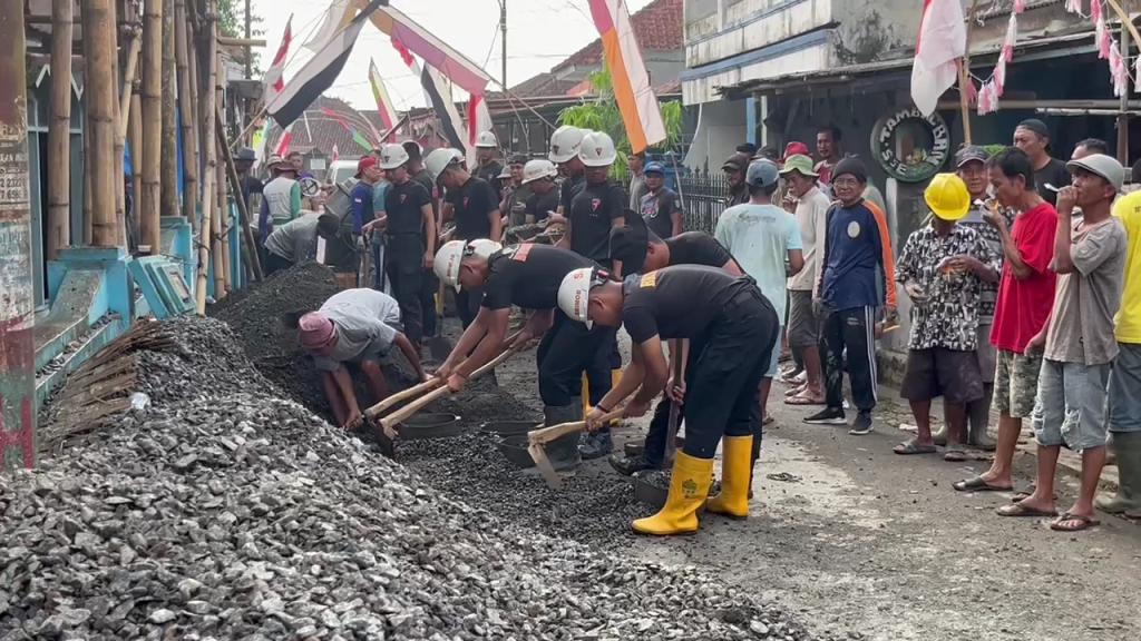 Batalyon D Pelopor Satbrimob Polda Jabar Ikut Kerja Bakti Bangun Masjid di Cibodas Purbaratu