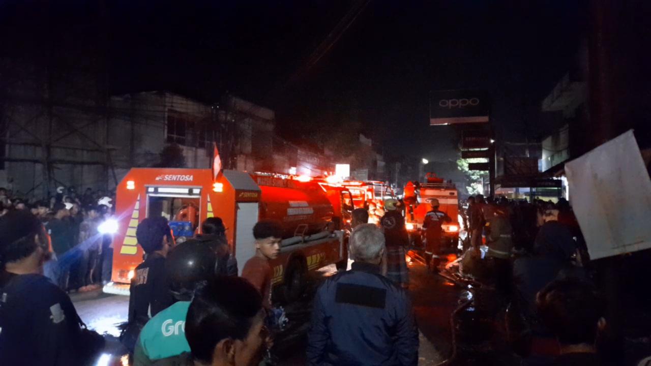 Kebakaran di Padayungan Tasikmalaya, 7 Armada Damkar Gabungan Diterjunkan Jinakkan Api di Toko Kasur Sumber Laris