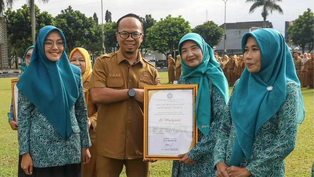 Viman Alfarizi Beri Penghargaan kepada Kader PKK Berjasa usai Pimpin Apel Gabungan di Bale Kota Tasikmalaya