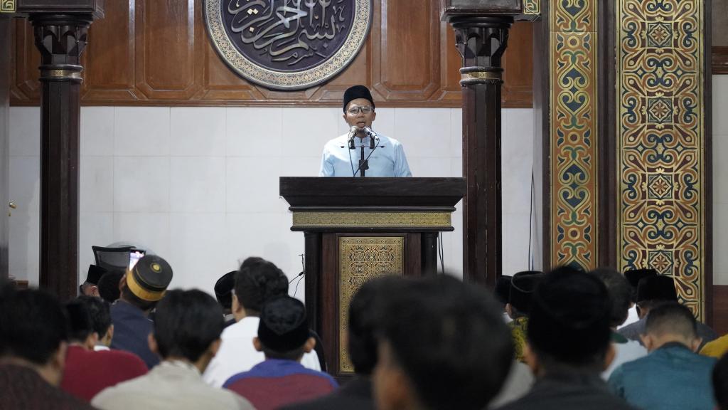 Viman Alfarizi Ramadhan Sholat Tarawih Pertama di Masjid Agung  Kota Tasikmalaya: Ramadhan Momentum Meningkatkan Keimanan dan Kebersamaan