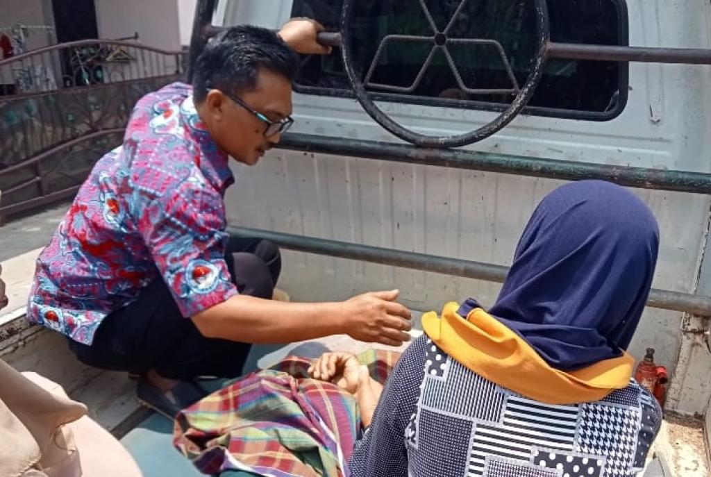 Viral! Warga Pingsan saat Musrenbang, Dibawa ke RS Pakai Pikap karena Ambulans Puskesmas Tak Bisa Dipinjam