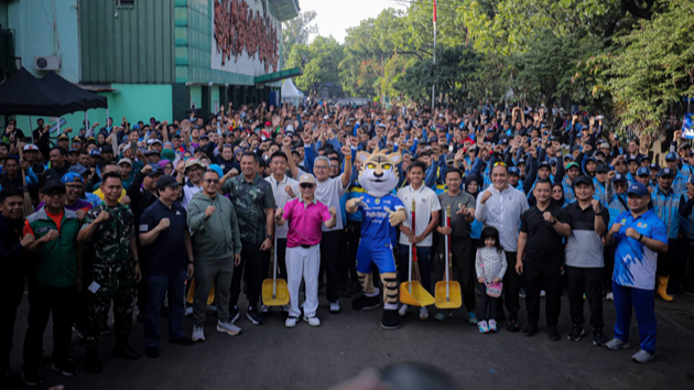 Warga Bandung Gotong Royong Bersih-Bersih Stadion Siliwangi di Akhir Tahun