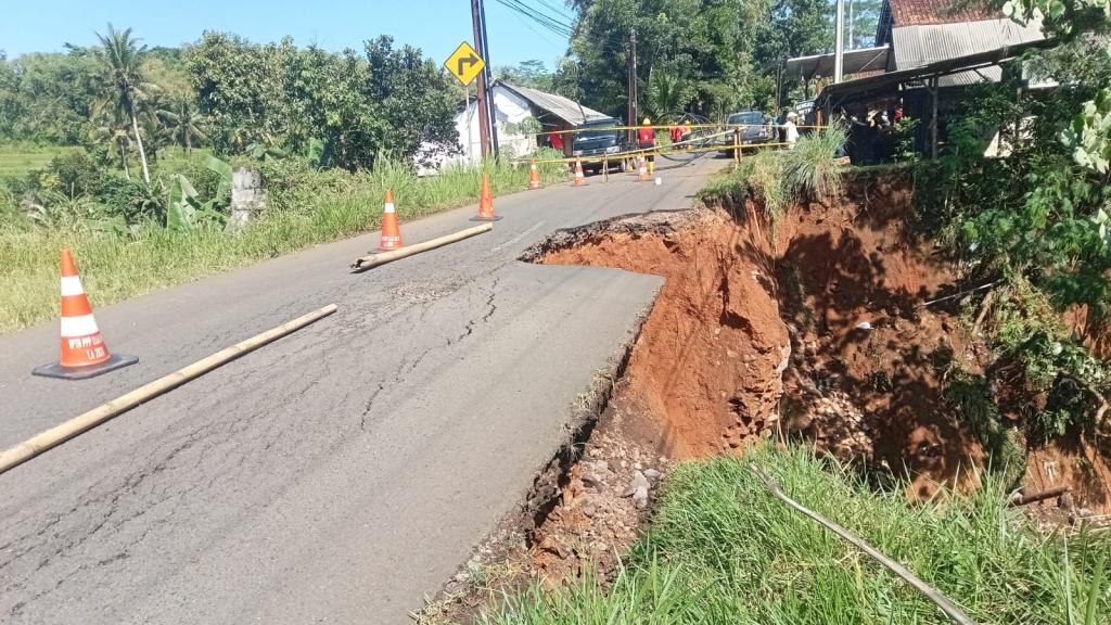 Warga Desak Perbaikan Jalan Usai Longsor di Cibeureum Tanjungjaya Semakin Meluas