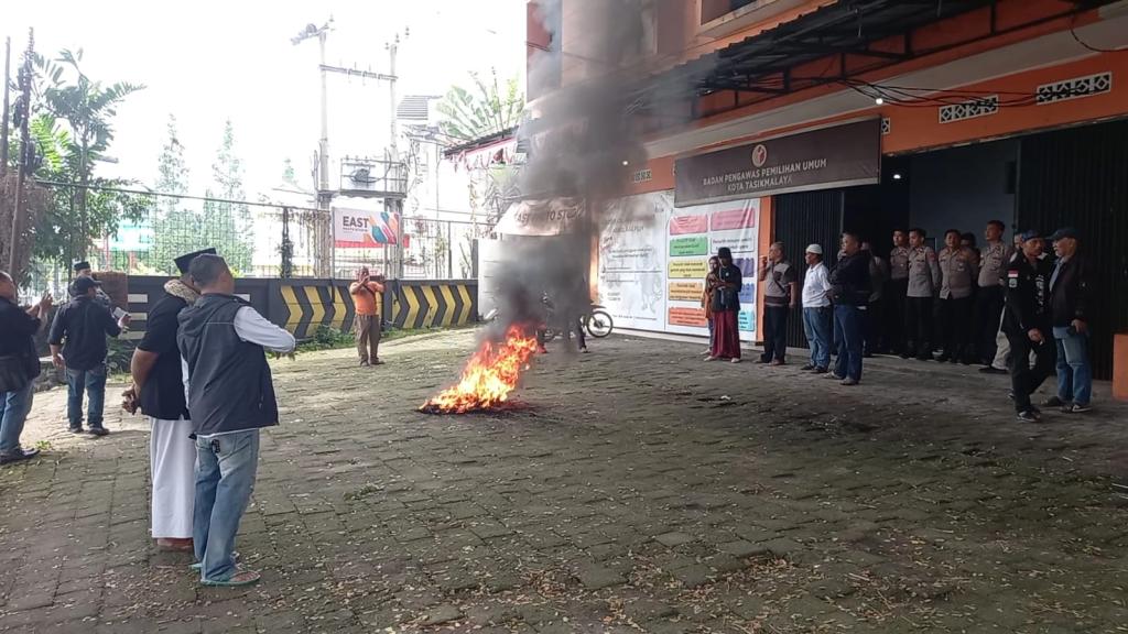 Warga Geruduk Bawaslu Kota Tasikmalaya, Tuntut Transparansi Penanganan Pelanggaran Pilkada