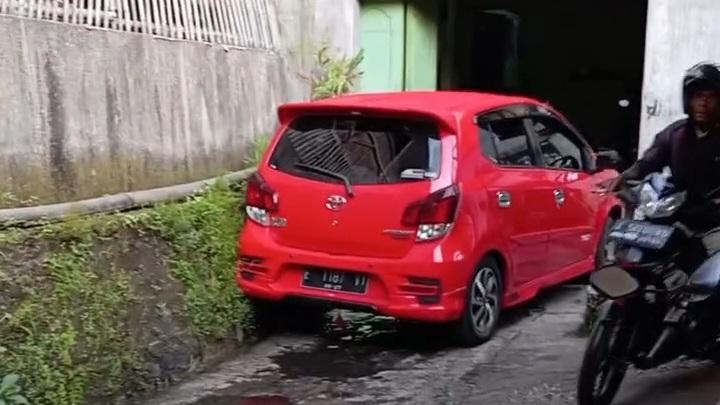 Warga Heboh, Mobil Misterius Terparkir di Jembatan Gantung Tonjong Tasikmalaya