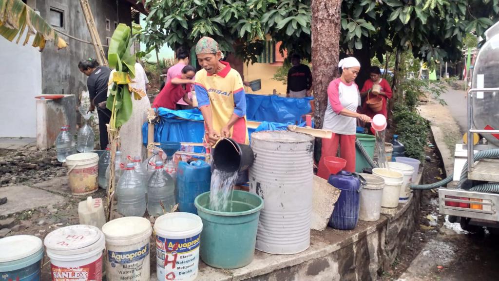 Warga Kota Banjar Antre Air Bersih di Tengah Musim Kemarau