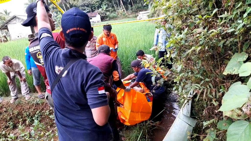 Warga Manonjaya Geger! Pengepul Ayam Kampung Ditemukan Tewas di Selokan Sawah