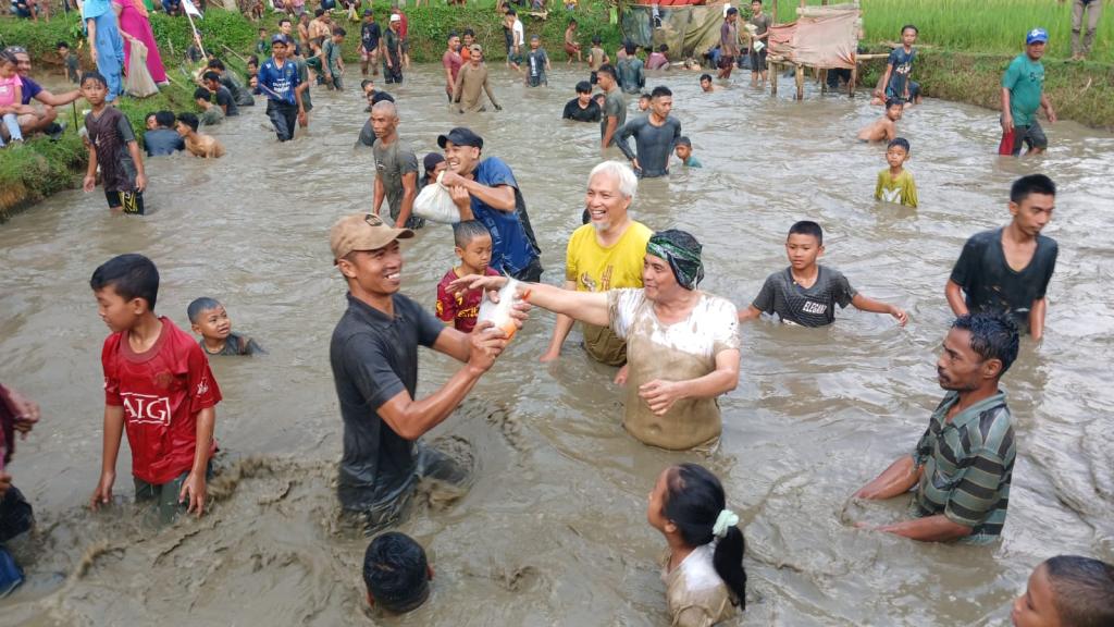 Warga Pasirsereh Tamansari Ngobeng Lauk Bersama Diky Chandra dan Kader PBB