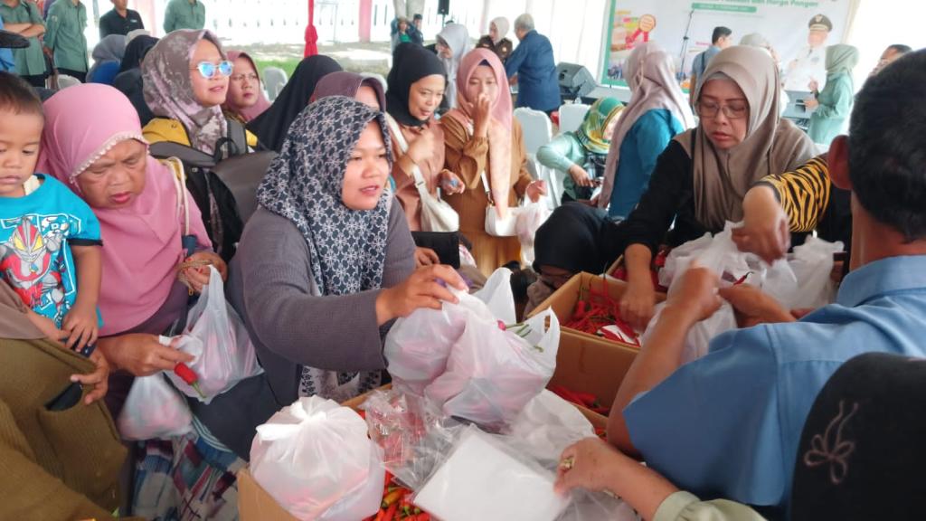 Warga Serbu Gerakan Pangan Murah di Alun-Alun Indihiang Tasikmalaya, Stand Cabai Jadi Favorit