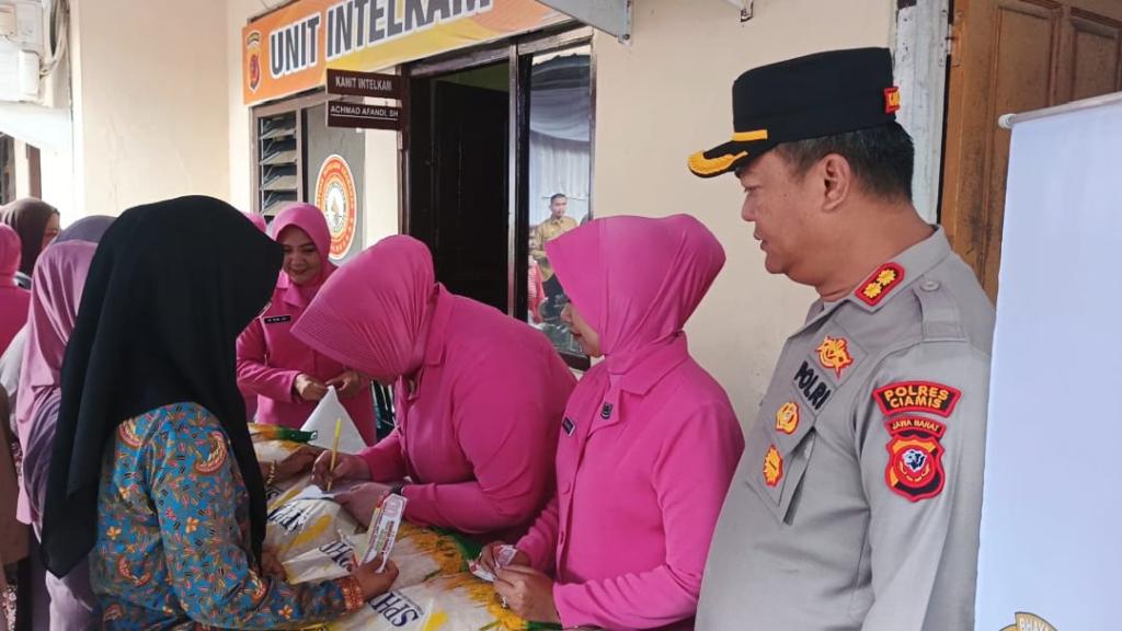 Warga Serbu Gerakan Pangan Murah Polres Ciamis, Kapolres Imbau Belanja Sesuai Kebutuhan
