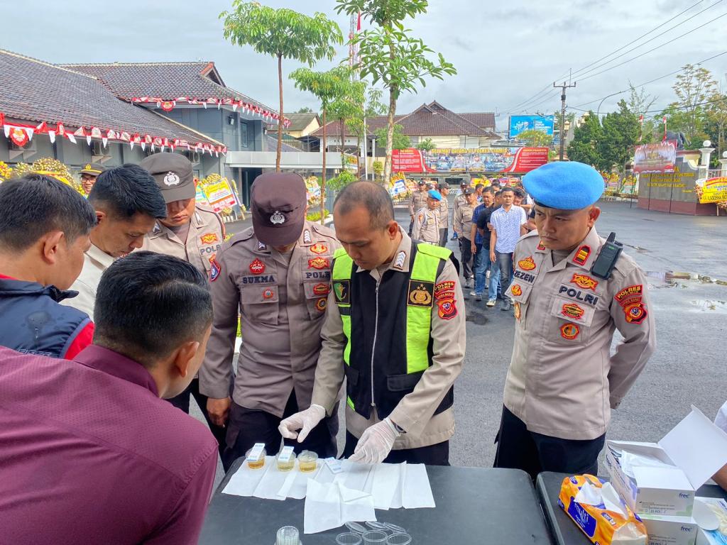 Pastikan Personel Bersih dari Narkoba, Polres Ciamis Tes Urine Anggota Secara Berkala