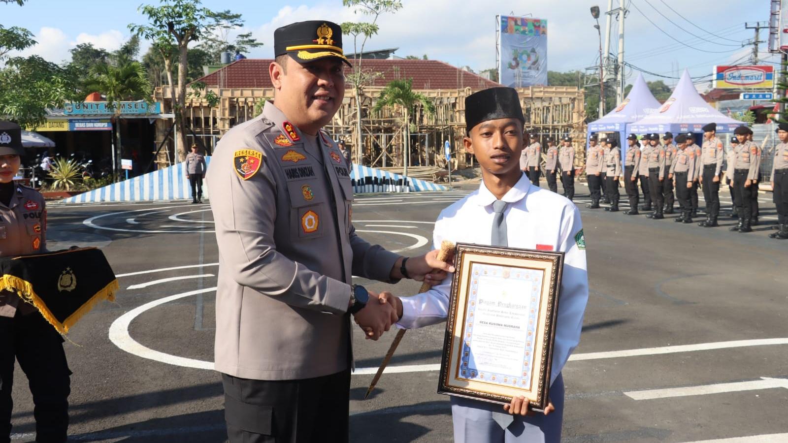 Wujud Apresiasi, Polres Tasikmalaya Berikan Penghargaan kepada Reza Siswa MA yang Panjat Tiang Bendera