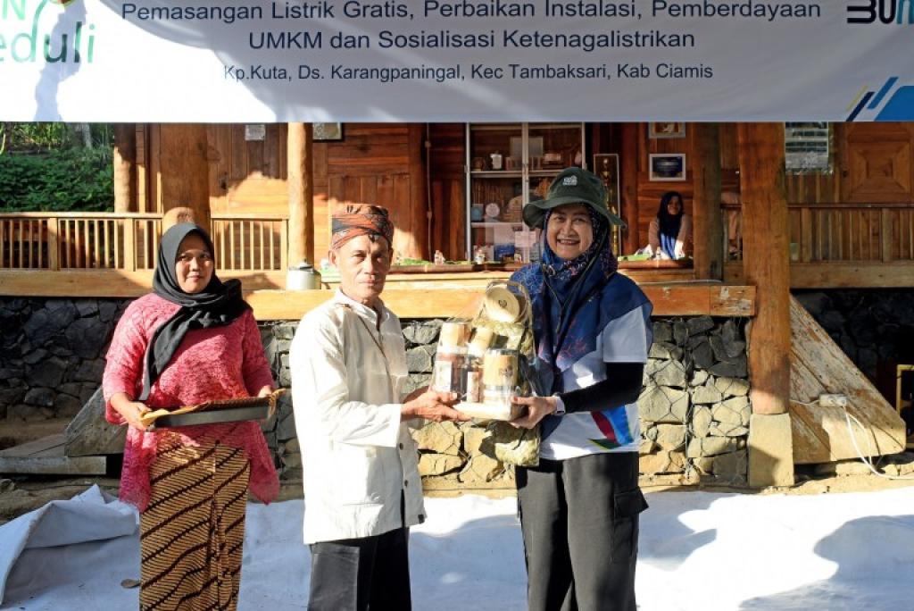 PLN UID Jabar Dukung Pembangunan Berkelanjutan di Desa Adat Kampung Kuta Melalui Program TJSL