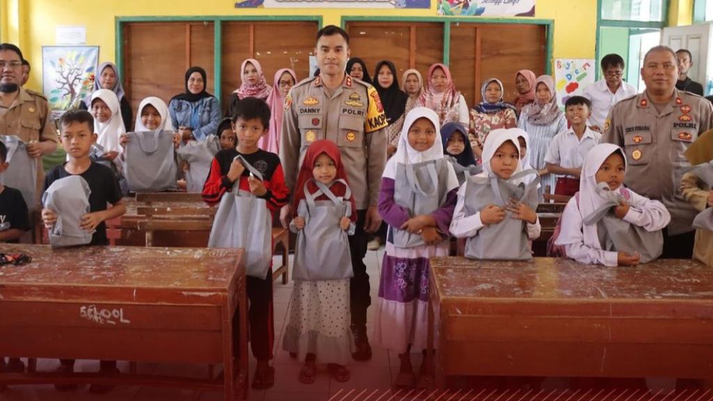 Polres Banjar Bagikan Alat Tulis untuk Siswa SDN 2 Raharja