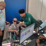 70 Tahun Tanpa Identitas, Suyana Warga Kota Banjar Akhirnya Miliki e-KTP Pertama