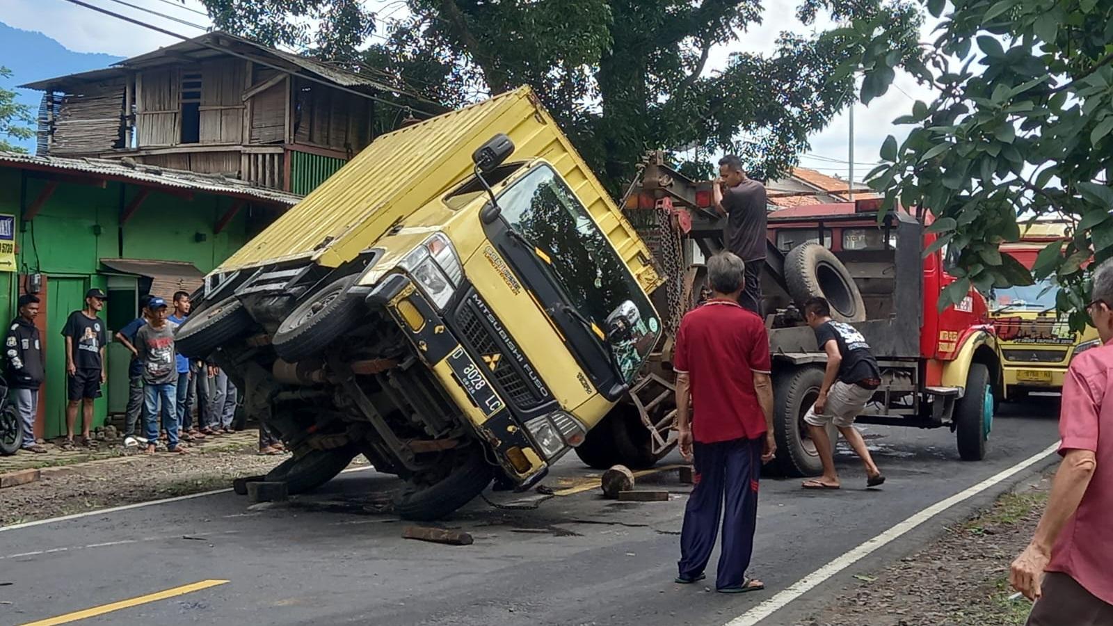 Akibat Pecah Ban, Truk Boks Terbaring di Tengah Jalan Raya Jamanis-Ciawi Tasikmalaya