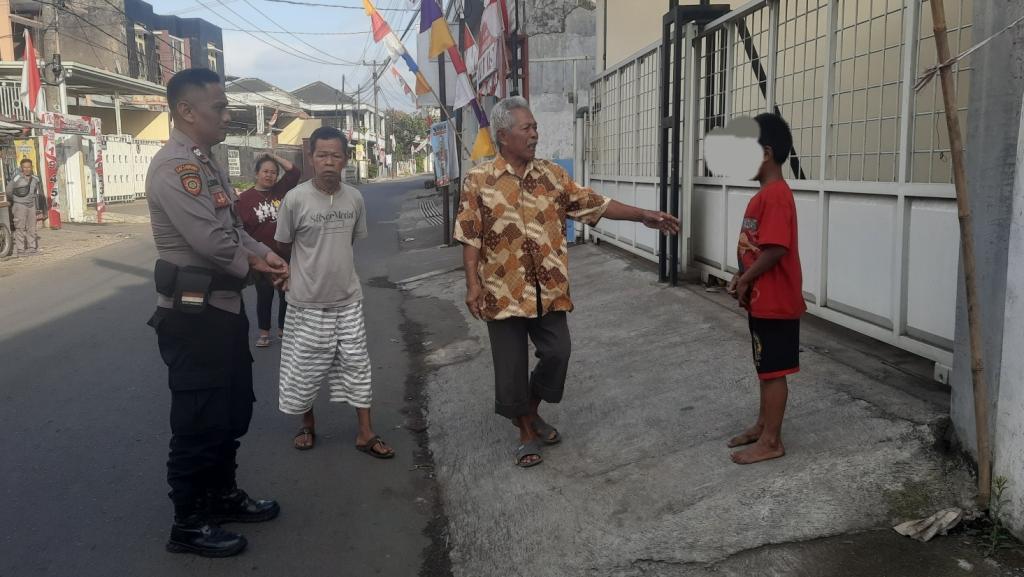 Anggota Polsek Cihideung Polres Tasikmalaya Kota Antar Anak Telantar ke Keluarganya di Gunung Koneng