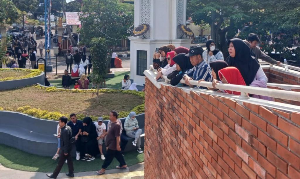 Antusias Warga Tasikmalaya Saksikan Paskibra di Upacara HUT ke-79 RI