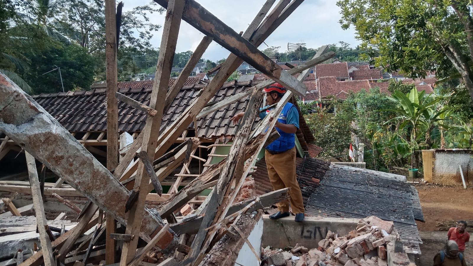 Atap Rumah Warga Ciamis Rusak Parah Akibat Reruntuhan Madrasah