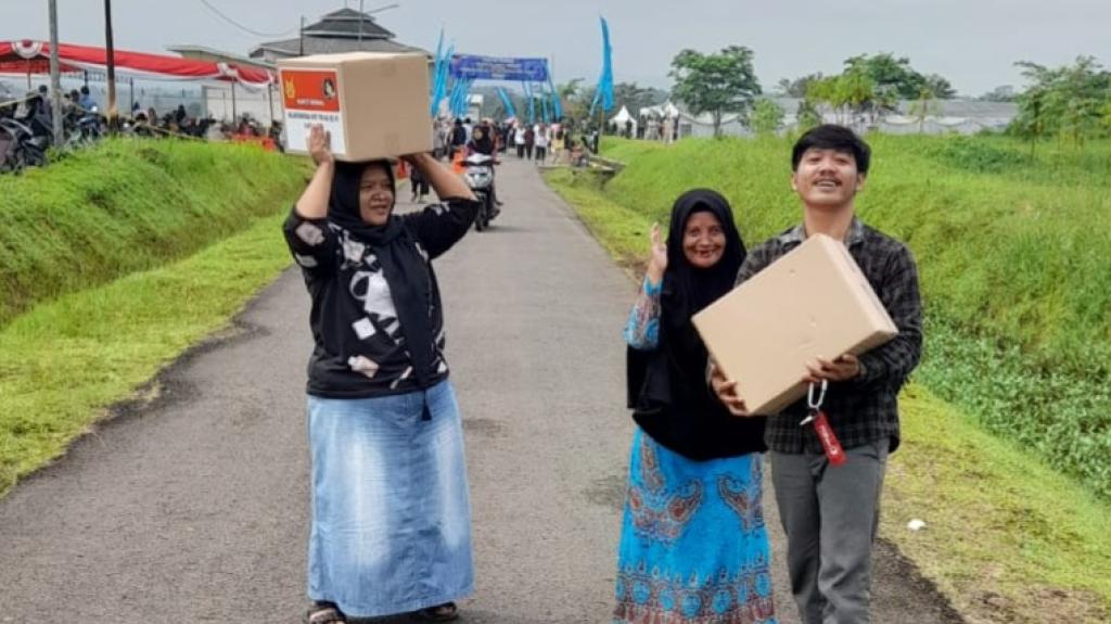 Bahagianya Neni dan Jubaedah Mendapat Bantuan Sembako Baksos HUT ke-79 TNI AU di Tasikmalaya