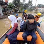 Banjir Sukaresik Tasikmalaya Belum Surut, Petugas Gabungan Evakuasi Siswa Pakai Perahu Karet