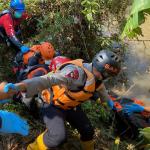 Batalyon D Pelopor Satbrimob Polda Jabar Terjunkan Tim SAR dalam Evakuasi Korban Tenggelam di Sungai Cikidang
