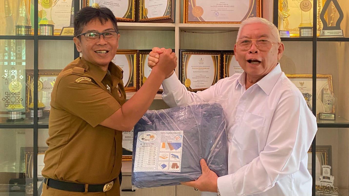 Baznas Ciamis Serahkan 50 Terpal ke BPBD untuk Percepatan Tanggap Darurat Bencana