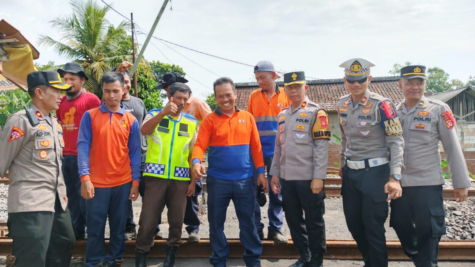 Bentuk Apresiasi, Polres Ciamis Berikan Bingkisan kepada Relawan Penjaga Perlintasan Kereta Api