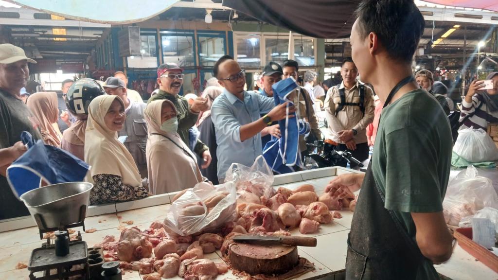 Blusukan ke Pasar Cikurubuk dan Bagikan Celemek, Viman Terima Berbagai Keluhan dari Pedagang