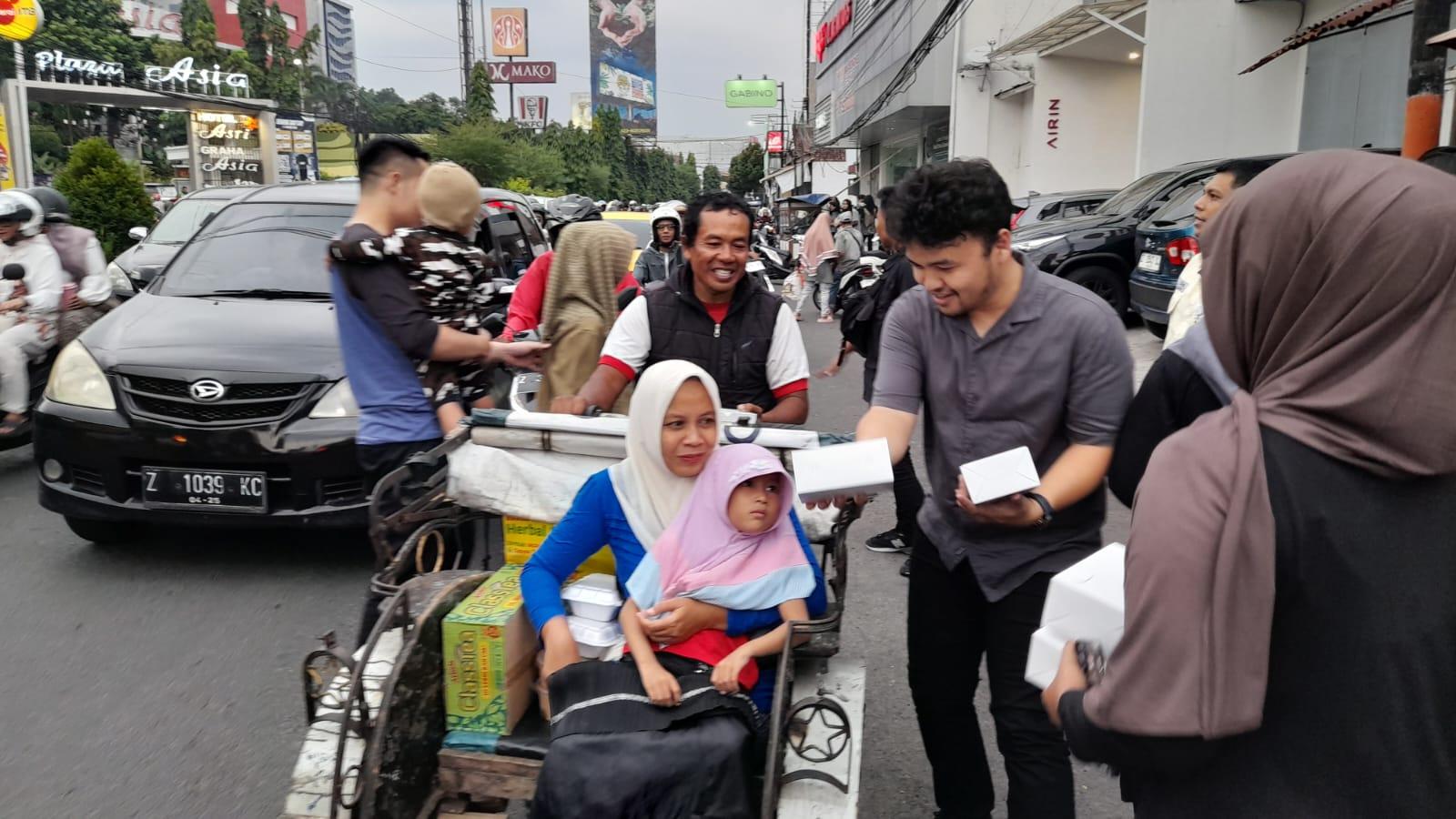 BPRKS Priangan Timur Gelar Bakti Sosial Ramadan, Bagikan Ratusan Paket Takjil dan Sembako